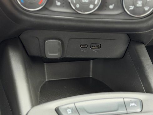 Used 2025 Chevrolet Trax RS w/ Sunroof Package FWD image 11