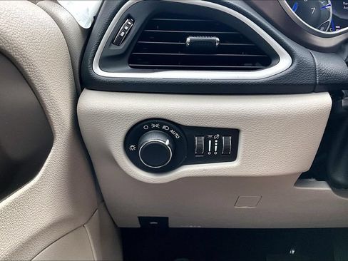 Used 2023 Chrysler Voyager LX FWD image 16