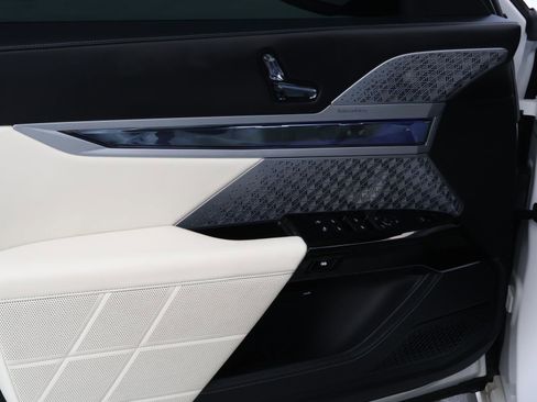 Used 2023 BMW 760i xDrive w/ Executive Package image 16