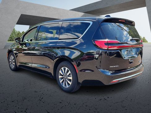 Used 2024 Chrysler Pacifica Limited FWD image 4