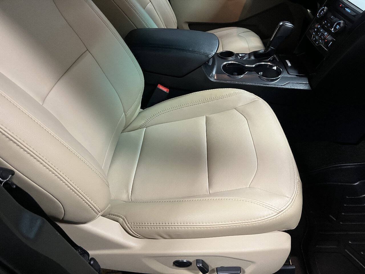 Used 2016 Ford Explorer XLT w/ Equipment Group 202A FWD image 14