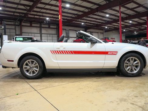 Used 2005 Ford Mustang Premium image 10