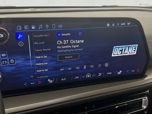 Used 2025 Chevrolet Traverse LT image 17