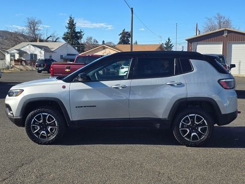 Used 2024 Jeep Compass Trailhawk image 2