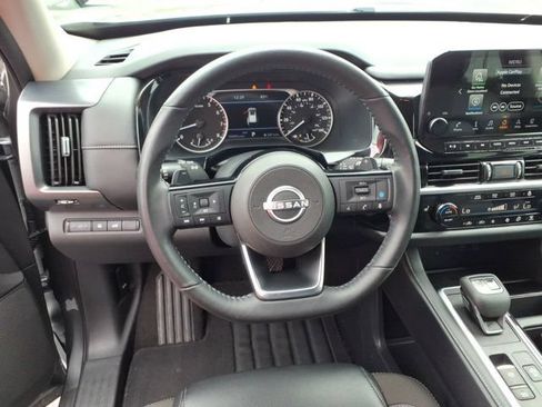 Used 2025 Nissan Pathfinder SL AWD/4WD image 7