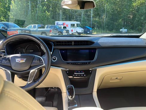 Used 2018 Cadillac XT5 AWD image 13
