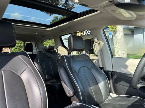 Used 2023 Chrysler Pacifica Limited FWD image 13