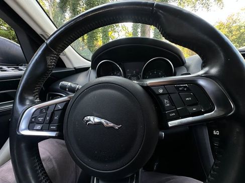 Used 2018 Jaguar F-PACE Prestige image 21