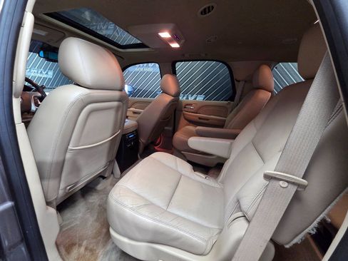 Used 2012 Cadillac Escalade Luxury RWD image 28