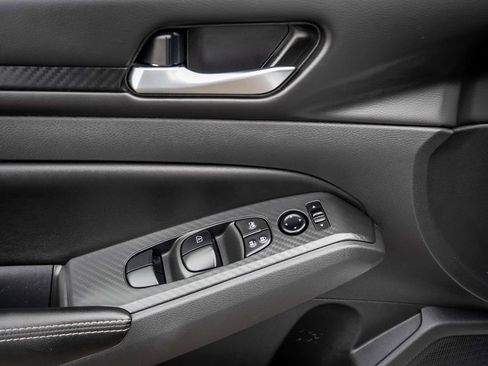 Used 2024 Nissan Altima 2.5 SV image 19