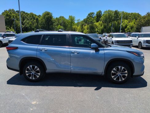 Used 2023 Toyota Highlander XLE AWD/4WD image 10