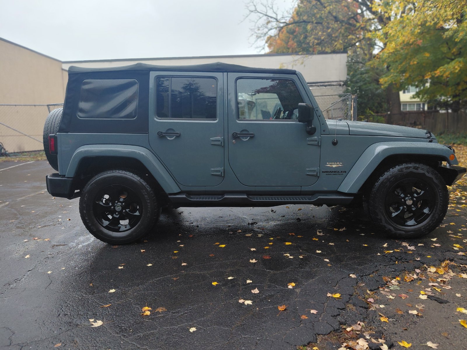 Used 2015 Jeep Wrangler Unlimited Sahara w/ Connectivity Group AWD/4WD image 27