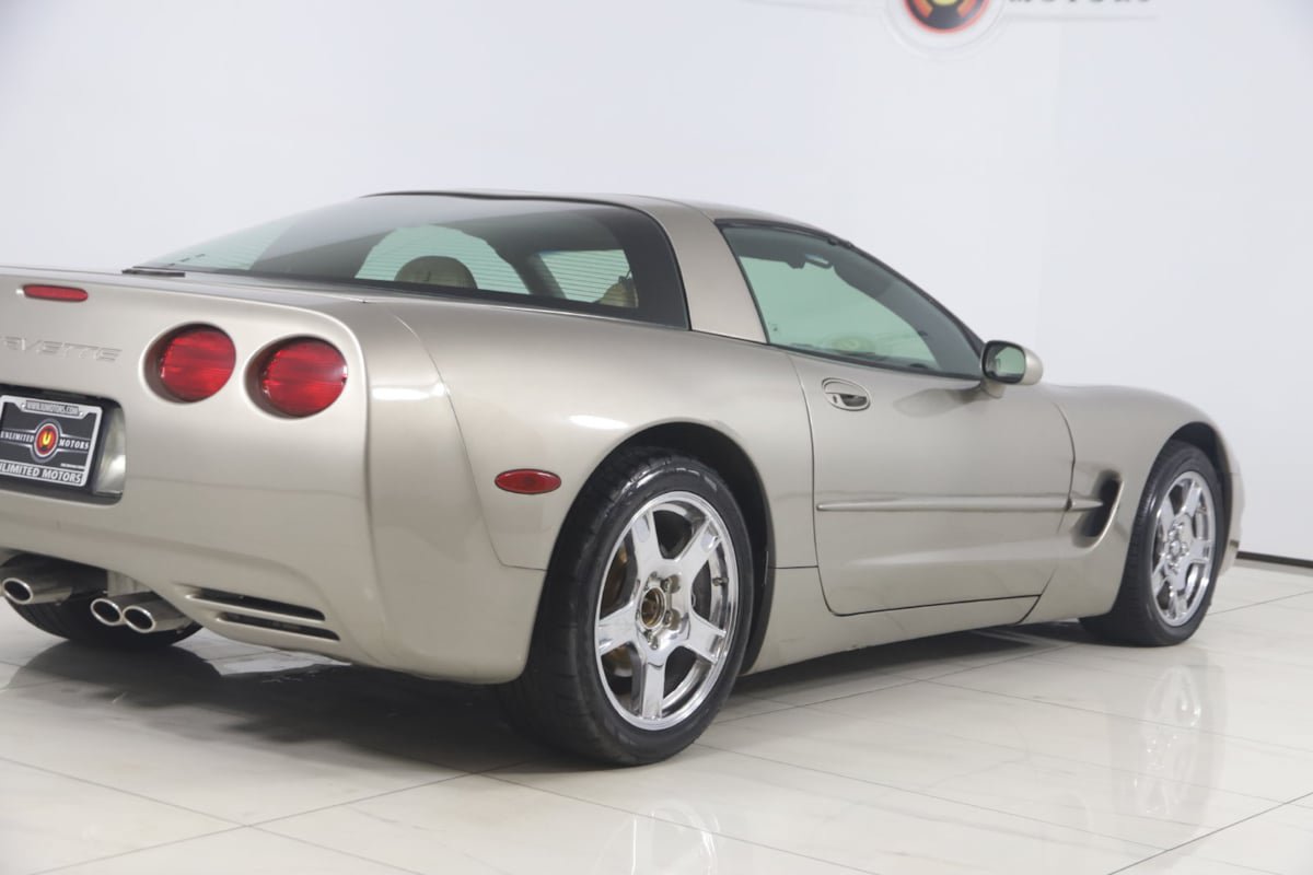 Used 1998 Chevrolet Corvette Coupe w/ Performance Handling Pkg RWD image 30