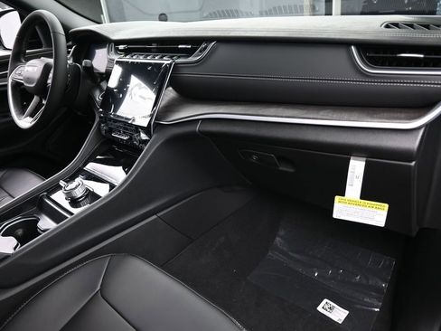 Used 2025 Jeep Grand Cherokee L Limited w/ Black Appearance Package image 41