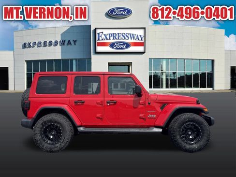 Used 2018 Jeep Wrangler Unlimited Sahara AWD/4WD image 4