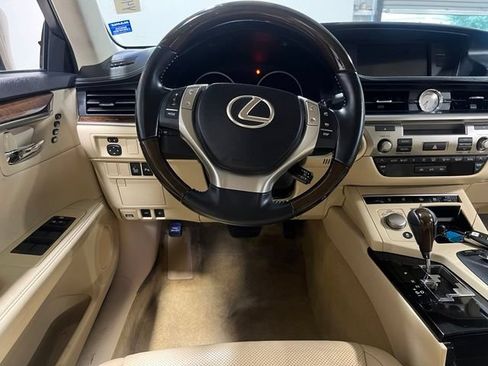 Used 2014 Lexus ES 350 w/ Luxury Package FWD image 22