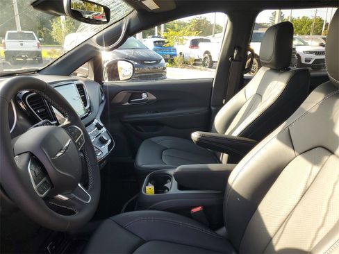 New 2025 Chrysler Voyager LX image 8
