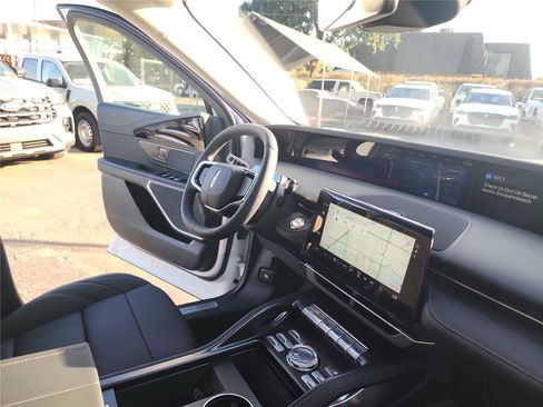 New 2026 Lincoln Nautilus Premier image 27