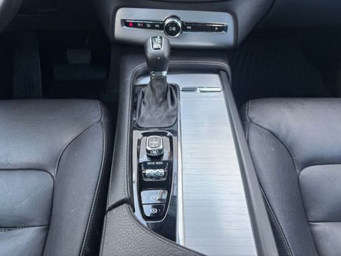 Used 2017 Volvo XC90 T6 Momentum w/ Vision Package image 23