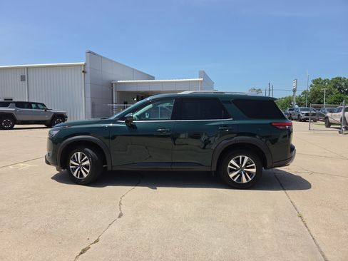 Used 2025 Nissan Pathfinder SL AWD/4WD image 8