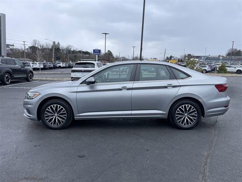 Used 2021 Volkswagen Jetta SE image 3
