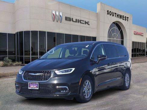 Used 2023 Chrysler Pacifica Touring-L FWD image 2