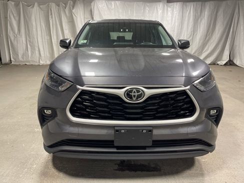 Used 2024 Toyota Highlander XLE image 2