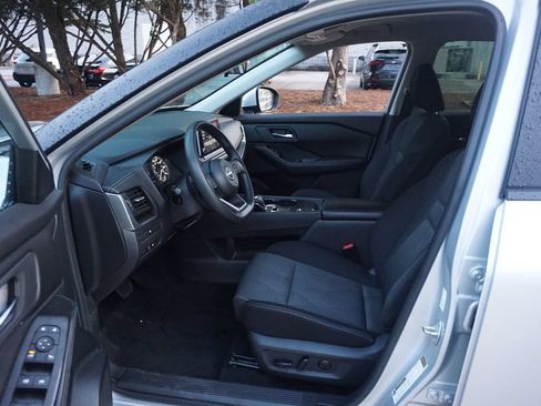 Used 2024 Nissan Rogue SV FWD image 2