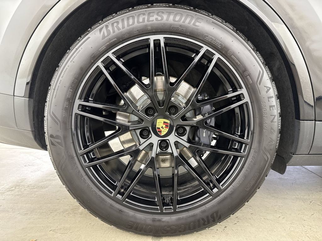 Certified 2024 Porsche Cayenne Coupe AWD/4WD image 16