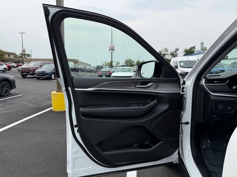 Used 2023 Jeep Grand Cherokee Limited w/ Black Appearance Package AWD/4WD image 21