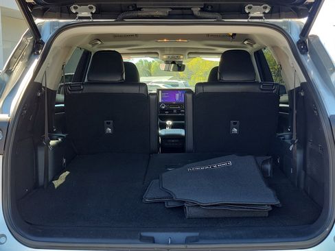 Used 2023 Toyota Highlander Limited image 11