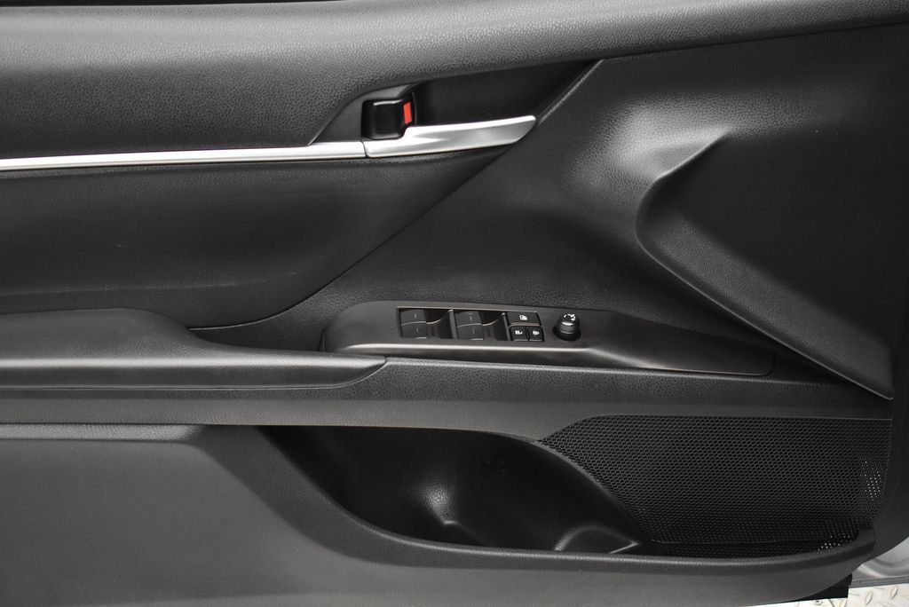 Used 2023 Toyota Camry SE FWD image 9
