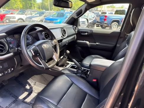 Used 2020 Toyota Tacoma TRD Off-Road w/ TRD Premium Off Road Package AWD/4WD image 15