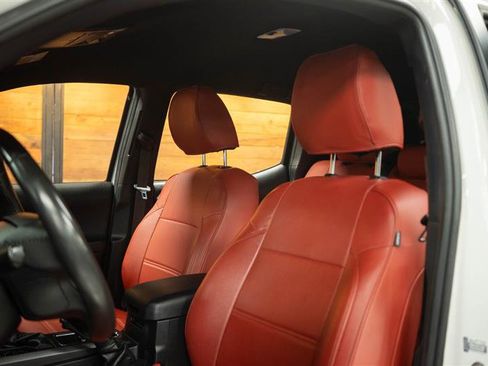 Used 2018 Toyota Tacoma TRD Sport image 7