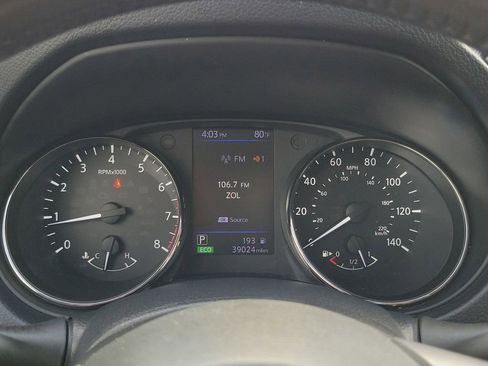 Used 2018 Nissan Rogue SV w/ Premium Package FWD image 18