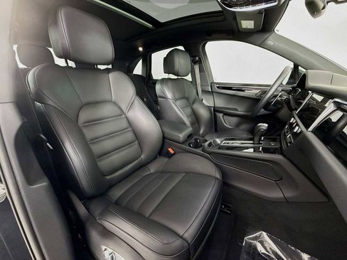 Certified 2025 Porsche Macan AWD/4WD image 28