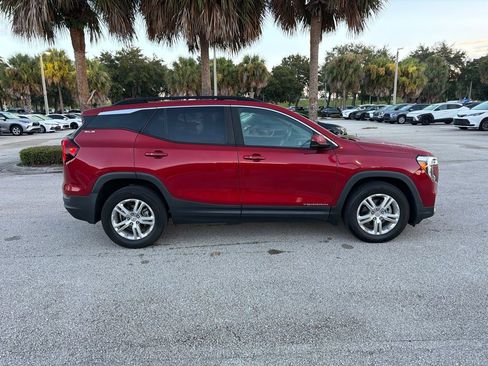 Used 2022 GMC Terrain SLE w/ Driver Convenience Package FWD image 4