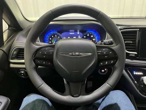 Used 2025 Chrysler Pacifica Limited FWD image 19