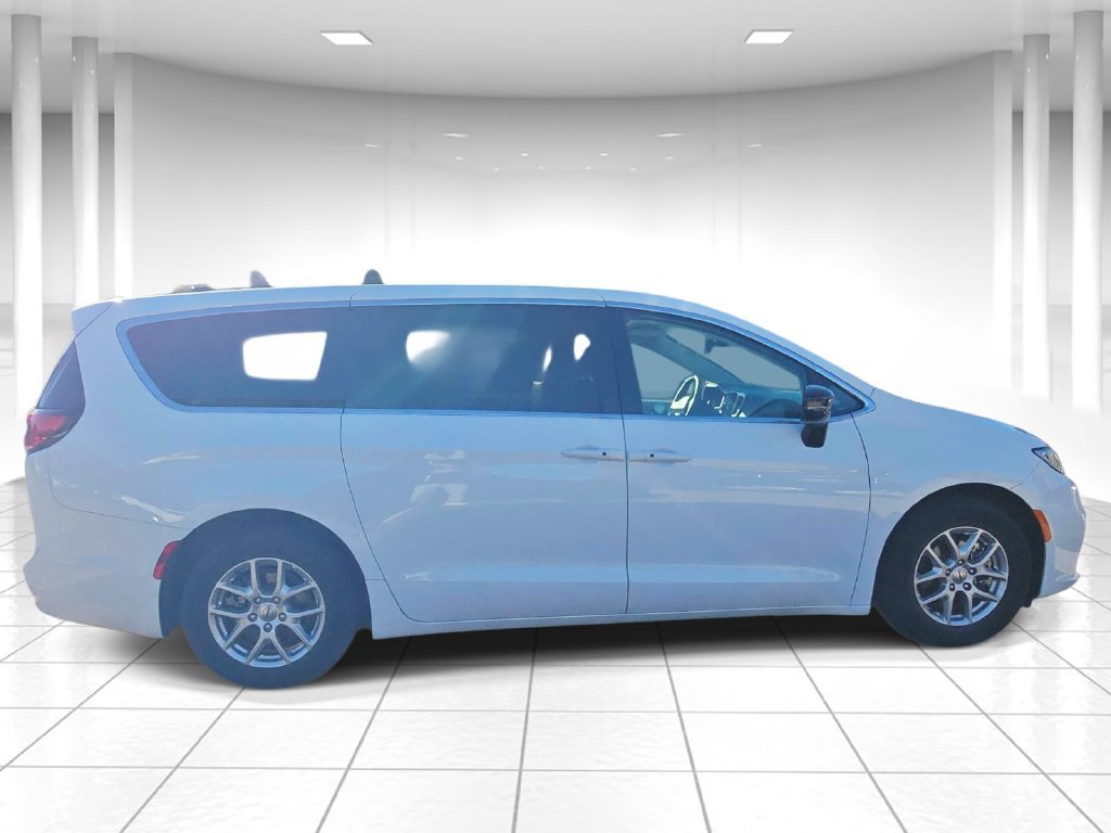 Used 2024 Chrysler Pacifica Touring-L FWD image 6