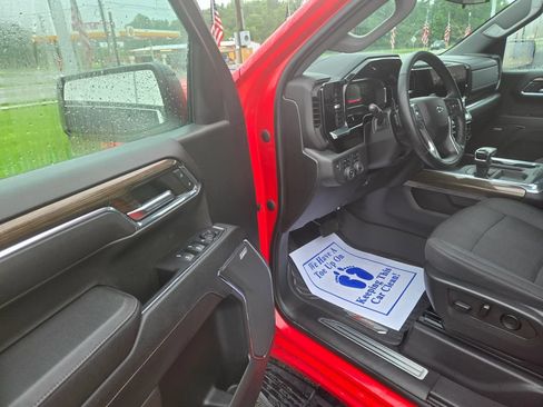 Used 2023 Chevrolet Silverado 1500 LT Trail Boss w/ Convenience Package II AWD/4WD image 6