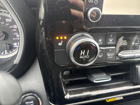 Used 2023 Toyota Highlander XLE image 28