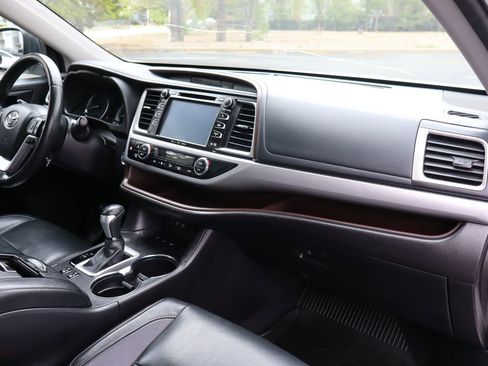 Used 2017 Toyota Highlander XLE AWD/4WD image 17