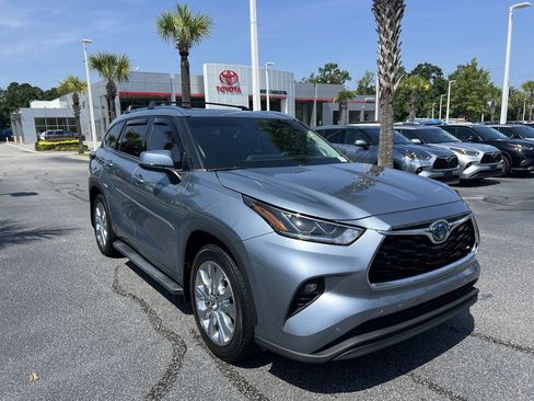 Used 2023 Toyota Highlander Limited FWD image 2