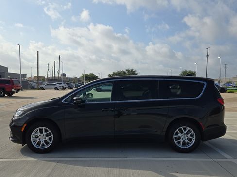 Used 2023 Chrysler Pacifica Touring-L FWD image 7