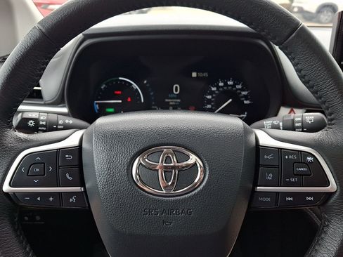 Certified 2025 Toyota Sienna XLE FWD image 19
