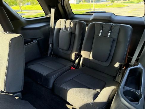 Used 2018 Ford Explorer XLT image 12