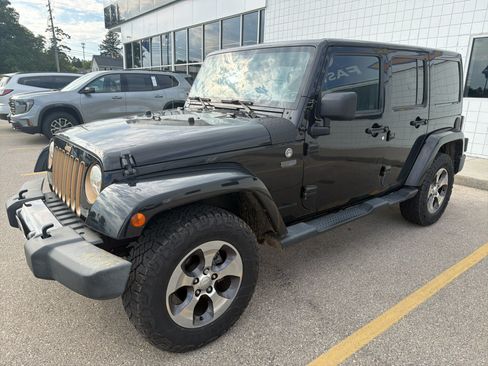 Used 2014 Jeep Wrangler Unlimited Sahara AWD/4WD image 4