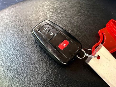 Used 2022 Toyota RAV4 XLE image 32