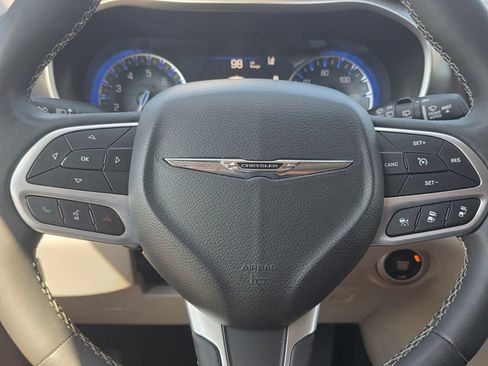 Certified 2024 Chrysler Pacifica Touring-L FWD image 33