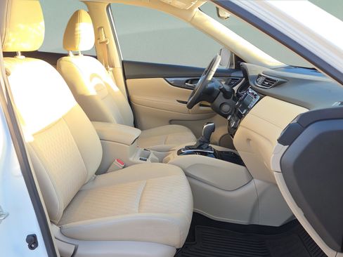 Used 2020 Nissan Rogue SV w/ Premium Package image 18